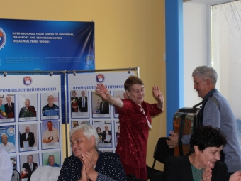 Астраханские судостроители с песнями и танцами отметили День пожилых людей
