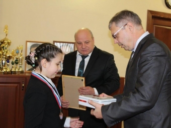 В Астрахани министр ЖКХ наградил победителей детского фотоконкурса.