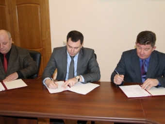 В Астраханской области подписано региональное отраслевое трехстороннее соглашение по организациям промышленности и транспорта.