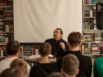 В День православной книги в Астраханской молодёжной библиотеке состоялась встреча со священнослужителем