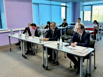 Дипломные работы бакалавров АГУ оценил министр промышленности, торговли и энергетики Астраханской области