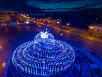 Самый большой в России светодинамический умный фонтан стал новым местом притяжения астраханцев