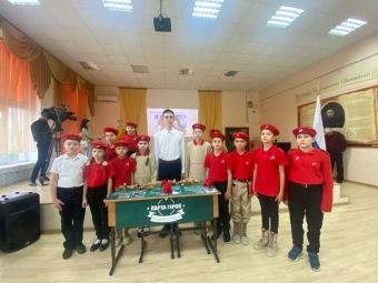 В астраханской школе № 4 открыли Парту Героя.