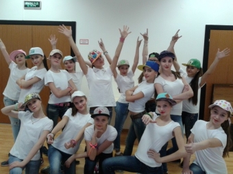 Девчата из Астраханского судостроительного поселка им. III Интернационала едут на фестиваль в Сочи.