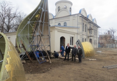В поселке Морского судостроительного завода города Астрахани начались работы по монтажу купола храма святого праведного воина Феодора Ушакова
