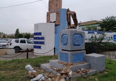 Перед проходной Астраханского судостроительного производственного объединения  вандалы разрушили памятник Ленину