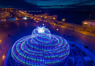 Самый большой в России светодинамический умный фонтан стал новым местом притяжения астраханцев