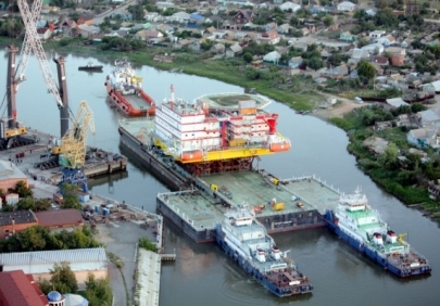 Началась транспортировка в Каспийское море платформы жилого модуля для месторождения Филановского
