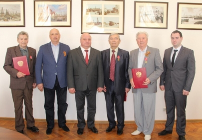 Астраханских ветеранов – судостроителей наградили в  Министерстве  промышленности региона.