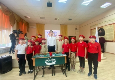 В астраханской школе № 4 открыли Парту Героя.