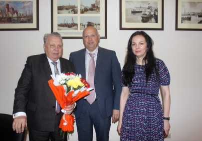 В Астраханском Минпроме наградили ветеранов-судостроителей.