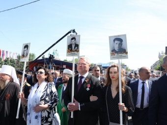 На торжественное построение войск и Бессмертный полк в Астрахани пришло около 60 тысяч человек
