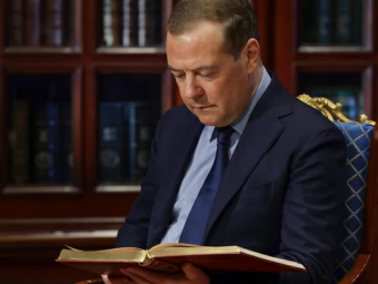 «Единая Россия» выпускает двухтомник: первая книга получила название «Медведи»