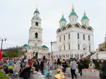 Пасха в Астраханском кремле собрала тысячи верующих