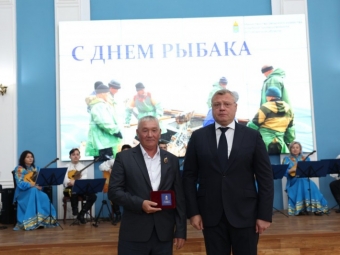 Игорь Бабушкин наградил работников рыбной отрасли в честь 60-летия Дня рыбака