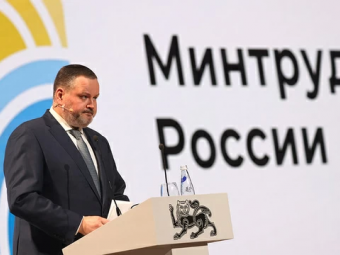 Минтруд подвел итоги-2025: рост зарплат и рекордный уровень занятости инвалидов на фоне демографических сложностей