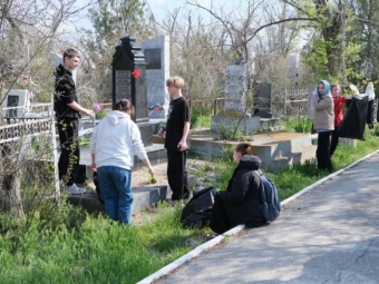 Свыше 250 человек вышли на уборку кладбищ в Астрахани