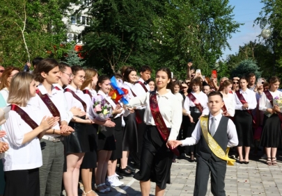 Губернатор Игорь Бабушкин поздравил астраханских выпускников с окончанием школы