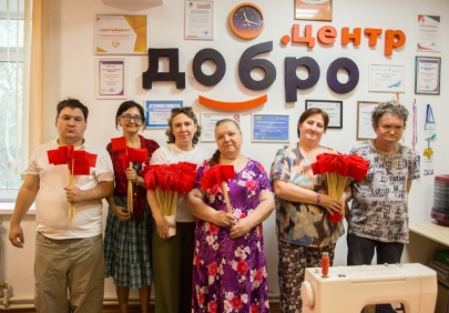 Красный флажок: люди с ограниченными возможностями помогают фронту