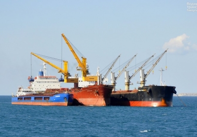 На рейде порта Оля весной запустят грузоперевалку борт-борт