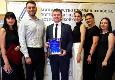 Алексей Босов вручил министру промышленности, торговли и энергетики Астраханской области благодарность за развитие социального партнерства