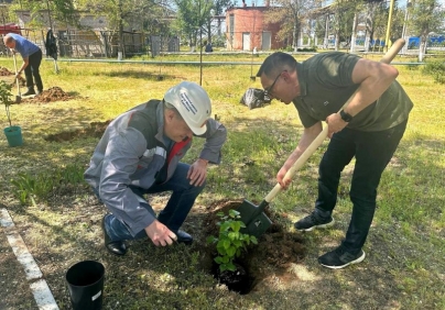 Астраханские судостроители высадили деревья в память о ветеранах завода