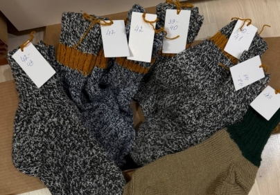 Преподаватель АГУ вяжет шерстяные носки для передовой