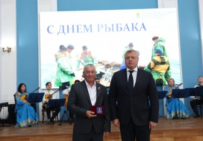 Игорь Бабушкин наградил работников рыбной отрасли в честь 60-летия Дня рыбака
