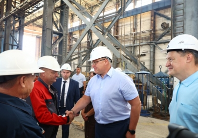 Астраханский губернатор посетил судостроительный завод в Красных Баррикадах